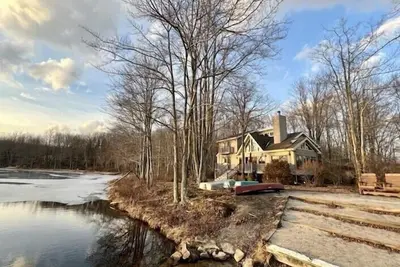 Image de Lake Front Getaway; Hot tub, Private Beach, Fire-Pit