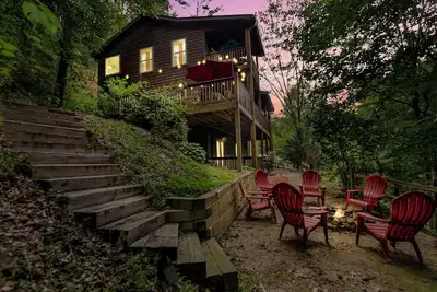 Image de Amazing Pet Friendly Creekside Cabin  w/ Hot Tub, Firepit & Game Room.