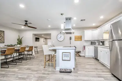 Image de 🏜 🌵Remodeled Charming Urban Desert Retreat with billiard-room🎱Dog Friendly🐾