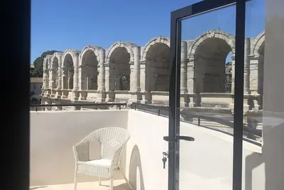 Face aux Arenes et la Major