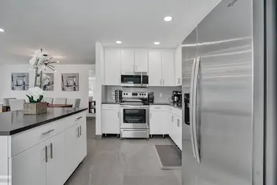 Image de Unique 3-storey Home w\/ Beautiful Lakefront View