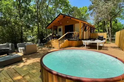 Image de Lake front glamping cabin. Bathroom inside.