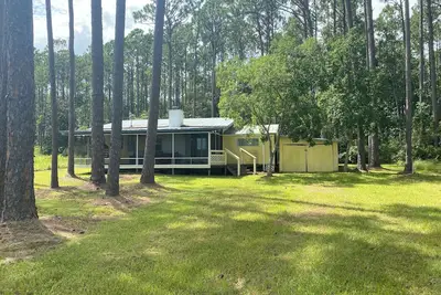 Image de Remodeled historic cottage with a peek of the Gulf of Mexico.