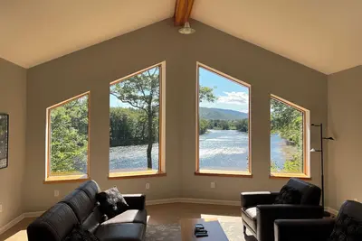 Image de Private location with spectacular river and mountain views!