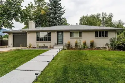 Image de Mountain Views from Backyard & Patio, Dogs ok!