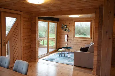 Image de Cottage en bois pour 6 personnes situé au bord d'un étang privé.