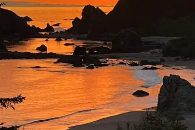 Image de Coastal house with amazing views of waves crashing over the rocks. Spacious