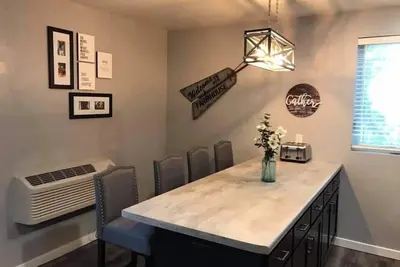 Image de Newly Remodeled studio in 2021, 5 miles to Door Cty. , beautiful deck & yard