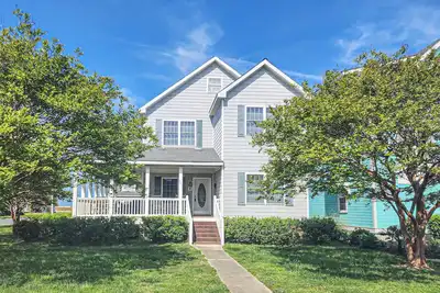 Image de Relaxing 4 bedroom, 2 1/2 Home - Steps Away To A Fun Filled Day At The Beach!