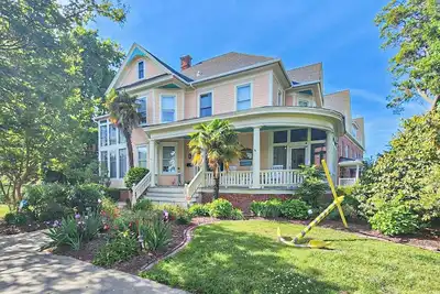 Image de Circa 1912 charm. 1 block to beach. Sleeps 12. Equipped recreation room!