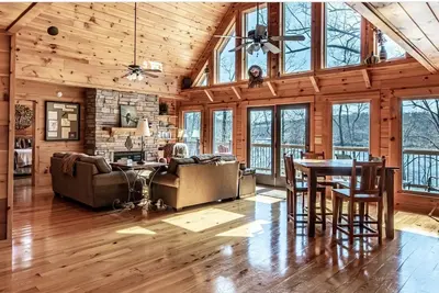 Image de Expansive Lake Front Log Cabin/Easy Walk to Private!