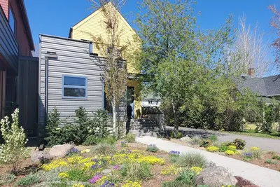 Image de Built in 2007, this deluxe 3-story solar condo offers the best of Bozeman!