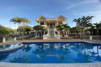 Image de Mountain Estate &  32 miles from beach.