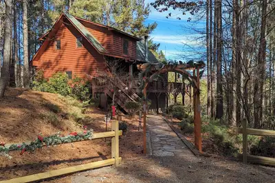 Image de Gather & Relax at Whispering Pines Cabin!