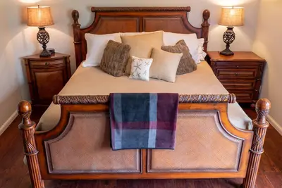 Image de Woodinville Wine Country Tuscan/Chateau Style Home w/ Winery. Wines by appt.