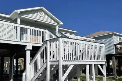Image de Surfside Sandtuary - 3 bed/2 bath - 2 min walk to beach! Sleeps 11