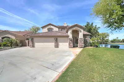 Image de Spacious 5beds/3. 5baths with a remodeled backyard
