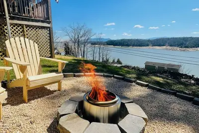 Image de 5bd~4ba Near Smoky Mountains Attractions~Majestic Views, Hot Tub, FirePit Smores