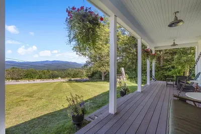 Image de Breathtaking Mountain Views from Lovingly Updated 1850 Antique Farmhouse