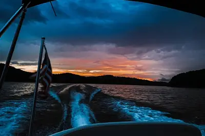 Image de Lovely private cabin at Wolf Creek Marina sleeps 6