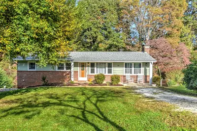 Image de Updated home, hot tub, fire pit close to Asheville