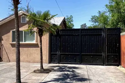 Image de Nice 2Bedroom, 1, 5 bathroom in Central location with secured parking.