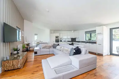 Image de Jack’s Corner – Sleeps 4 – On-Site Parking – Sea Views - Dog Friendly