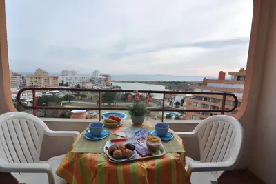 Image de Charmant studio à louer à Roses, Costa Brava. Capacité pour 3 personnes. Avec terrasse, piscine communautaire et proche de la plage. Reserve maintenant!