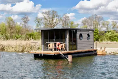 Image de Péniche 'Schwanennest' sur le lac avec terrasse et Wi-Fi