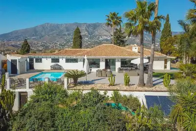 Image de Superbe villa avec vue panoramique sur les montagnes, terrasse, piscine et Wi-Fi.
