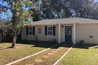 Image de Cozy Breeze Bungalow-walk to beach, harbor, restaurants, quaint downtown.