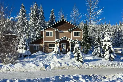Image de Ski-in/ski-out home with fireplace & 2-car garage - dog-friendly