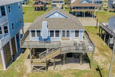 Image de Gulf-view haven steps to ocean with huge deck, WiFi, & Ac - dogs & snowbird Ok
