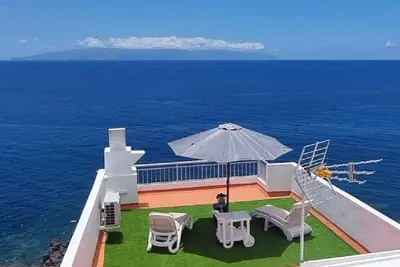 Image de \"Vacation Rental Just 50 Meters from the Beach, Featuring a Private Solarium. \"