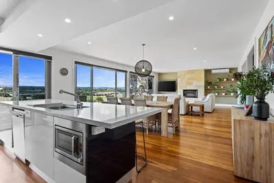 Image de Peninsula View House by Ready Set Stay