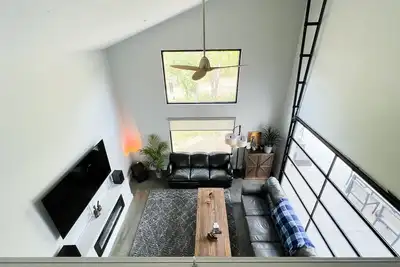 Image de Sleek forest retreat: karaoke, spa, campfire, pool table, grill, outdoor games