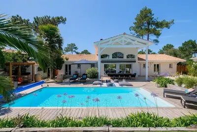 Image de Villa de luxe au Cap Ferret avec piscine  entre le bassin et l’océan