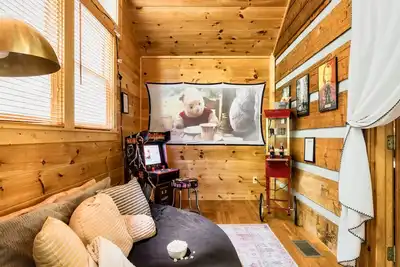 Image de Ultra Fun Cabin w/ Cinema, Arcade, Fire Pit, Tub!