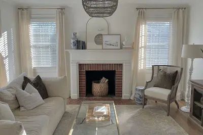 Image de New Charming Downtown Cottage with Office + Peloton!