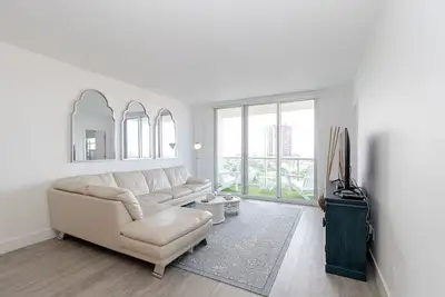Image de Stunning & Spacious Condo Across From Beach