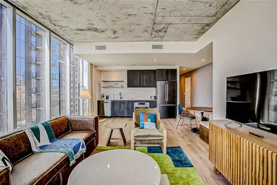 Image de 24th floor - Corner condo - lake-view balcony - rooftop pool & gym