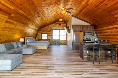 Image de 2nd-floor studio w/Seneca Lake views, spacious deck, full kitchen, gas grill