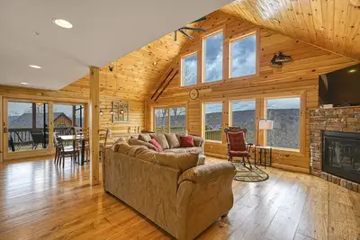 Image de Mountain-view home with hot tub, elevator, balcony, WiFi, Ac, & pool table