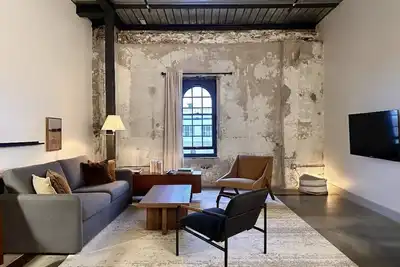 Image de Charming 1br Near Fiserv with Rooftop, Gym, and Parking | Sleeps 4-5