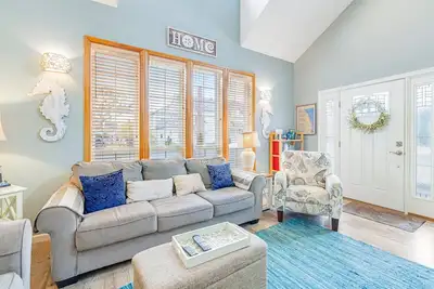 Image de Two-story, dog-friendly home with WiFi, gas fireplace, washer/dryer & yard
