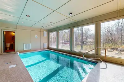 Image de Cabin with private indoor pool, hot tub, game room, & free attraction tickets