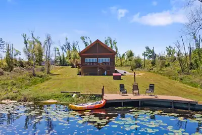Image de Beautiful log cabin w/ private dock, gameroom, 23mi to beach, 3bd2ba, sleeps 11