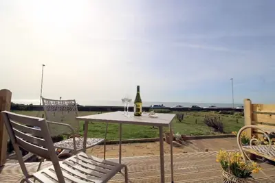 Image de Stones throw from the sea