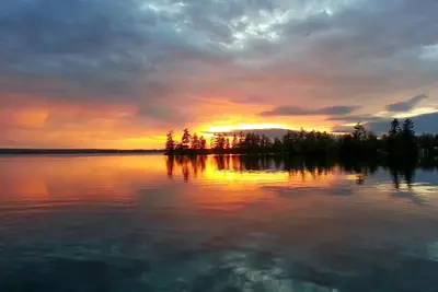 Image de Lakefront Cabin w pristine shoreline, private dock & fire pit