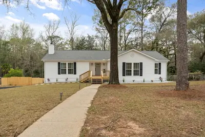 Image de Hamilton Hideaway- Pool, Creek View w/ Scenic Deck